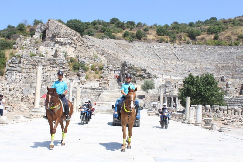 Antik kente atlı güvenlik