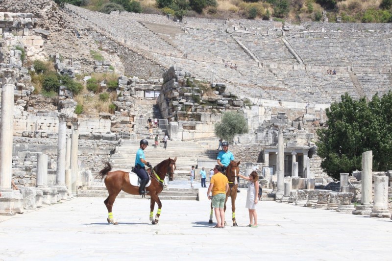 Antik kente atlı güvenlik