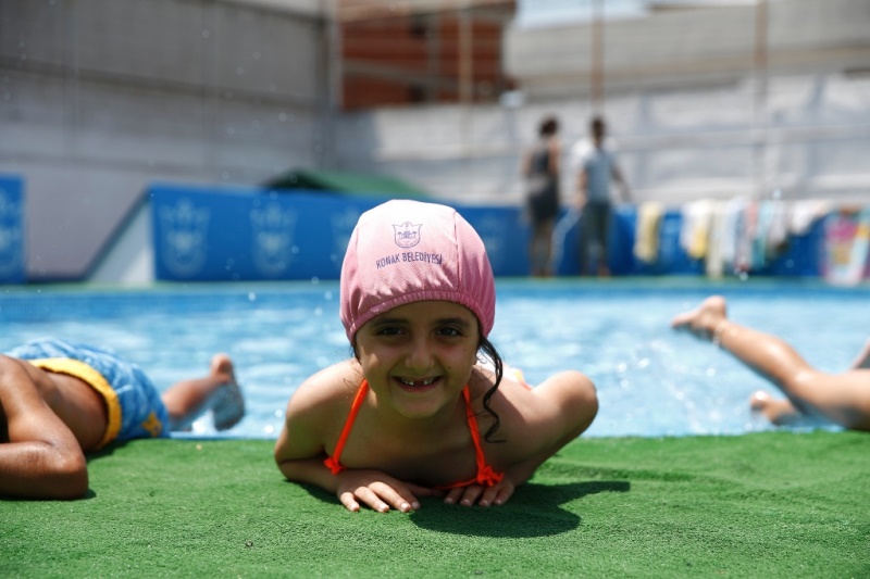 Yeşil sahalarda havuz keyfi