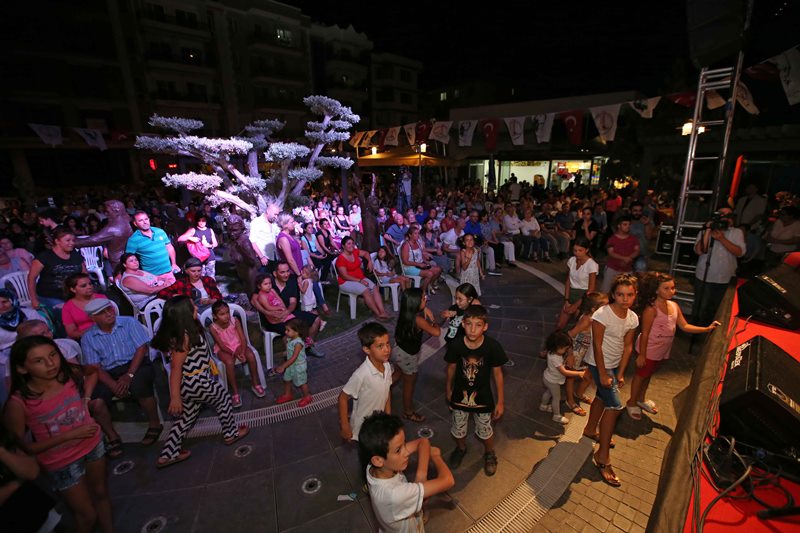 Karşıyaka’nın parklarında ‘konser’ zamanı