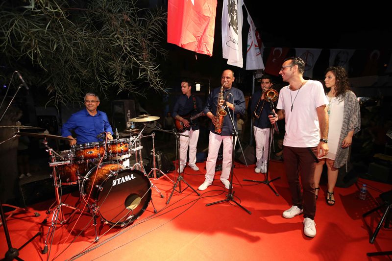 Karşıyaka’nın parklarında ‘konser’ zamanı