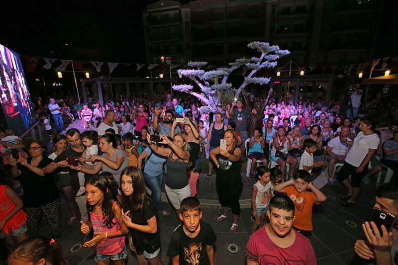 Karşıyaka’nın parklarında ‘konser’ zamanı