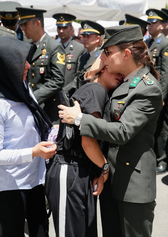 İzmir şehitlerini son yolculuğuna uğurladı