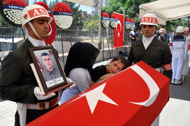 İzmir şehitlerini son yolculuğuna uğurladı