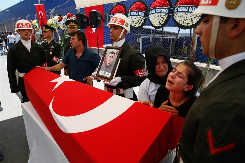 İzmir şehitlerini son yolculuğuna uğurladı