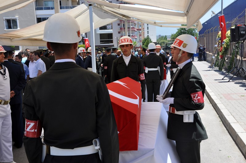 İzmir şehitlerini son yolculuğuna uğurladı