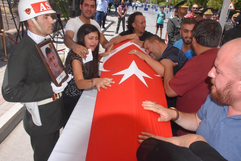 İzmir şehitlerini son yolculuğuna uğurladı