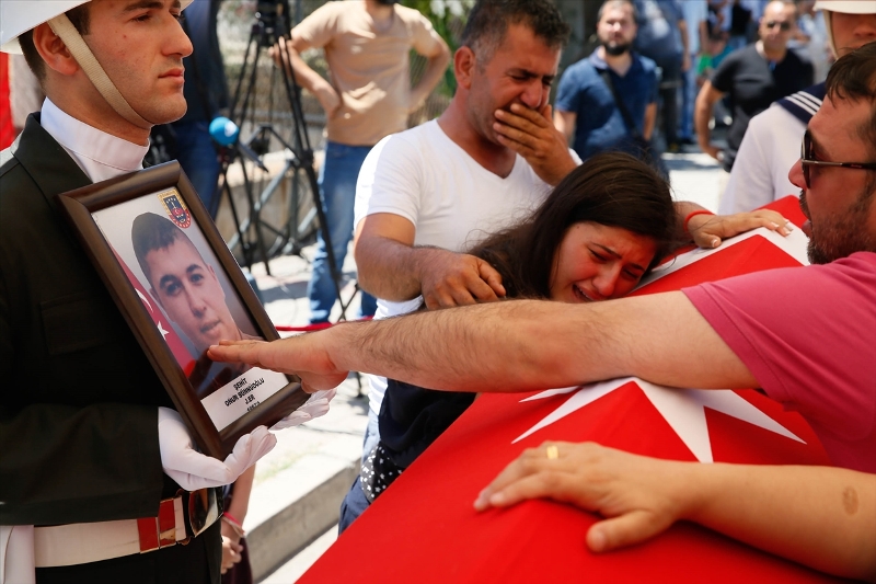 İzmir şehitlerini son yolculuğuna uğurladı