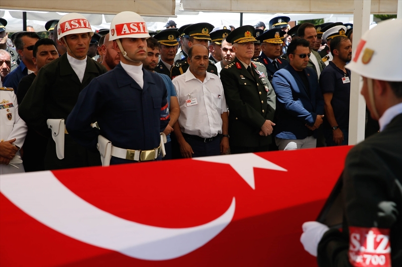 İzmir şehitlerini son yolculuğuna uğurladı
