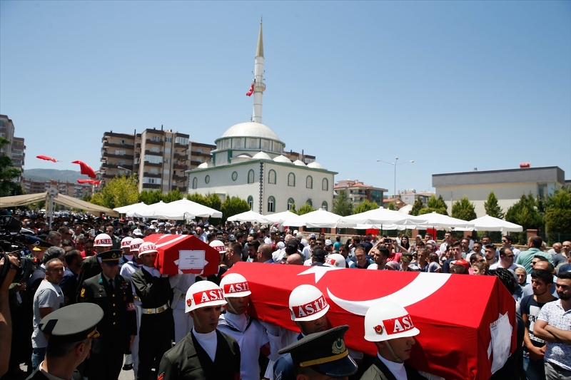 İzmir şehitlerini son yolculuğuna uğurladı