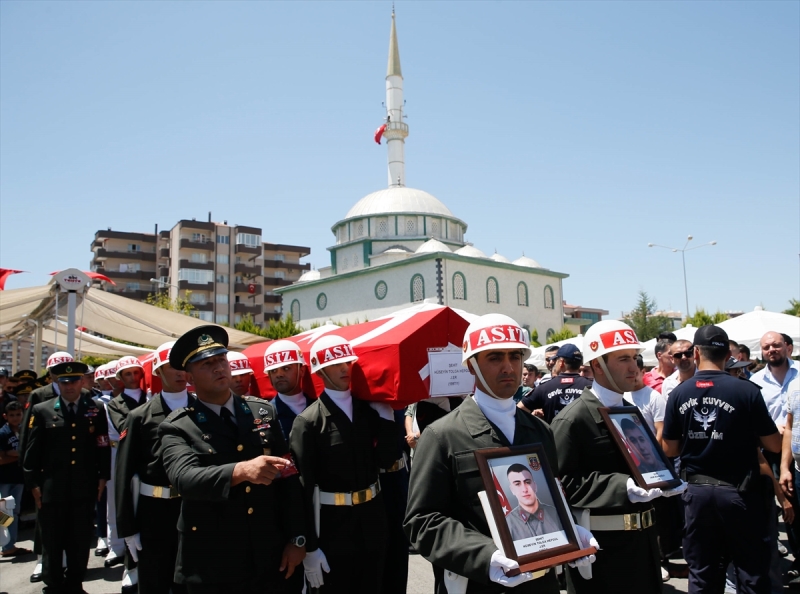 İzmir şehitlerini son yolculuğuna uğurladı