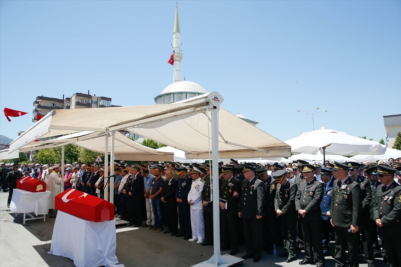 İzmir şehitlerini son yolculuğuna uğurladı