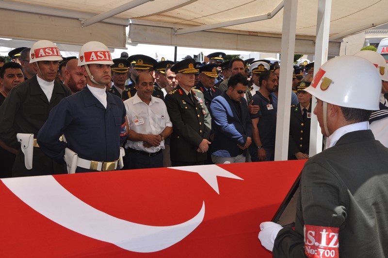 İzmir şehitlerini son yolculuğuna uğurladı