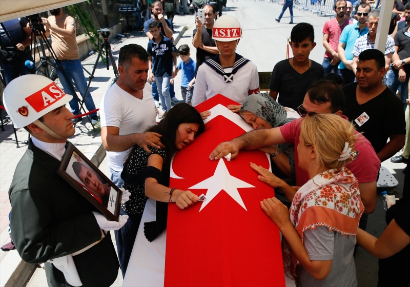 İzmir şehitlerini son yolculuğuna uğurladı
