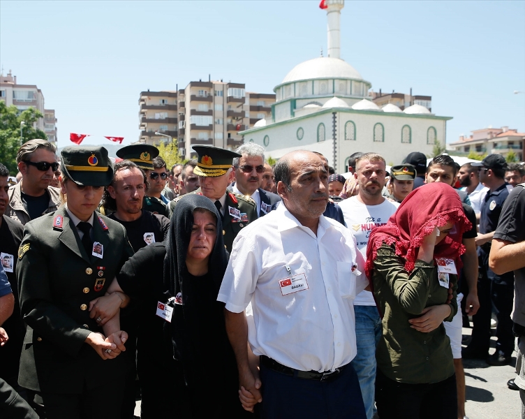 İzmir şehitlerini son yolculuğuna uğurladı