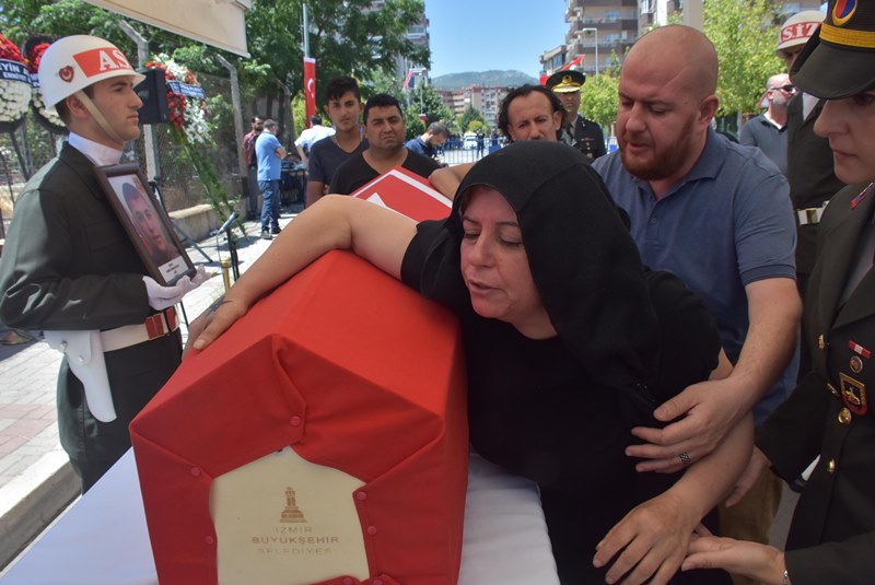 İzmir şehitlerini son yolculuğuna uğurladı