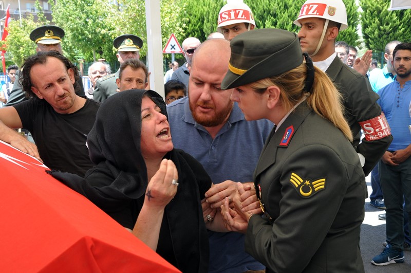 İzmir şehitlerini son yolculuğuna uğurladı
