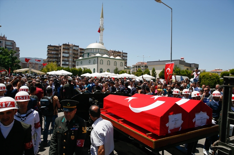 İzmir şehitlerini son yolculuğuna uğurladı