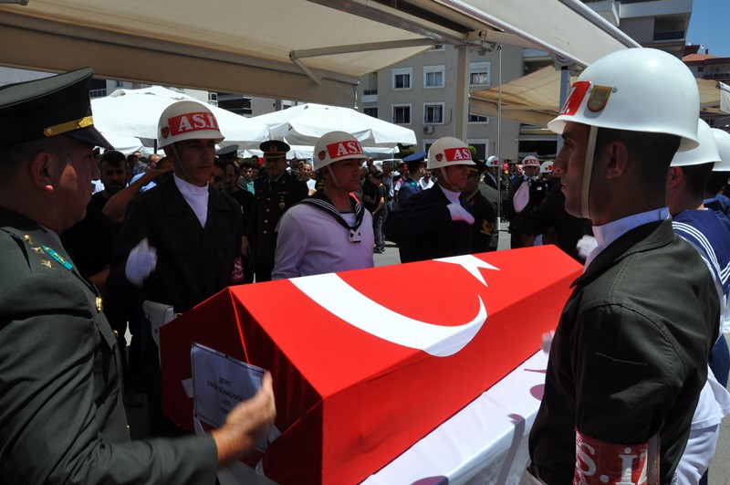 İzmir şehitlerini son yolculuğuna uğurladı