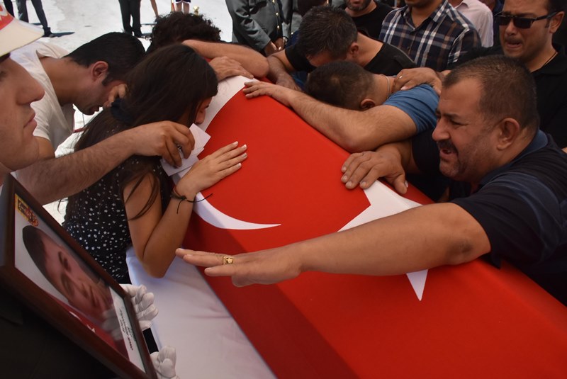 İzmir şehitlerini son yolculuğuna uğurladı