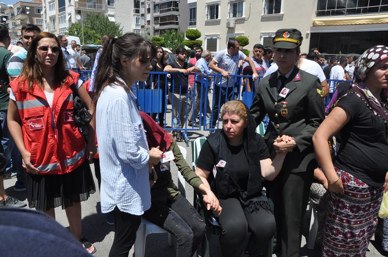 İzmir şehitlerini son yolculuğuna uğurladı