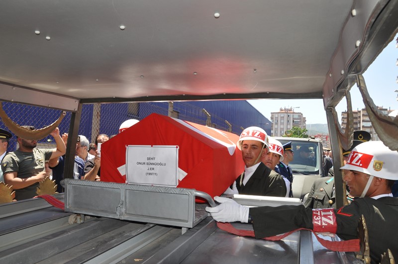 İzmir şehitlerini son yolculuğuna uğurladı