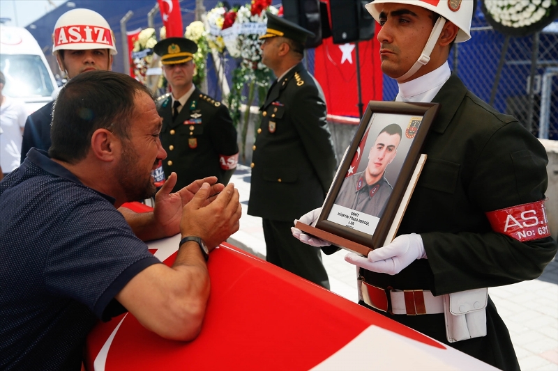İzmir şehitlerini son yolculuğuna uğurladı