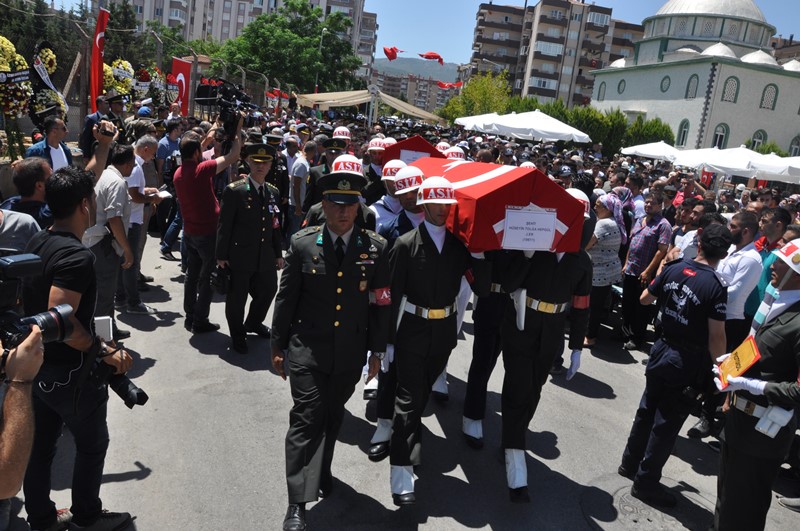 İzmir şehitlerini son yolculuğuna uğurladı