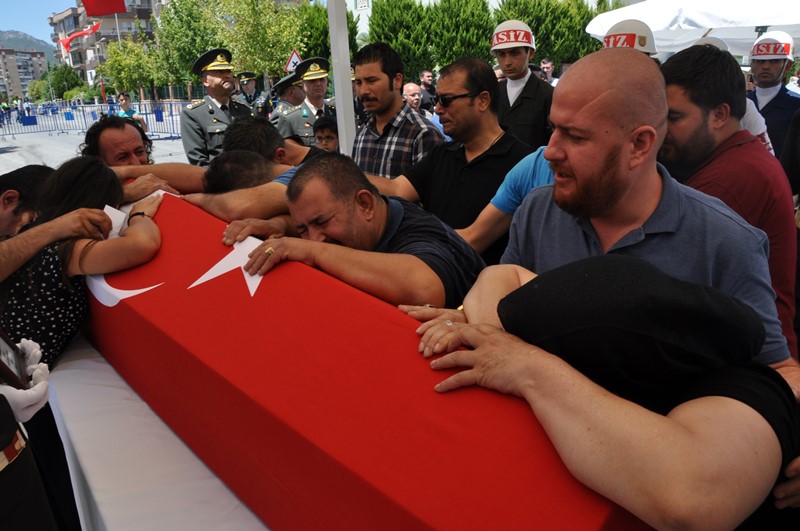 İzmir şehitlerini son yolculuğuna uğurladı