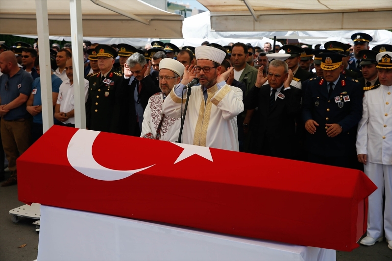 İzmir şehitlerini son yolculuğuna uğurladı