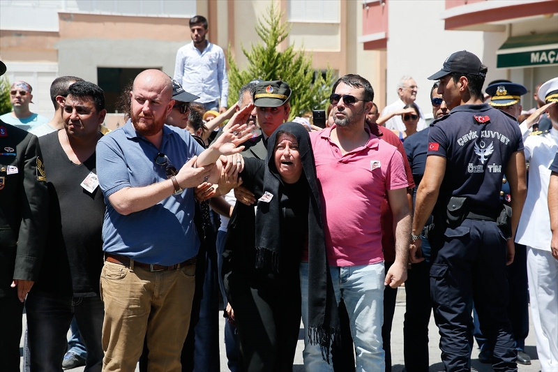 İzmir şehitlerini son yolculuğuna uğurladı