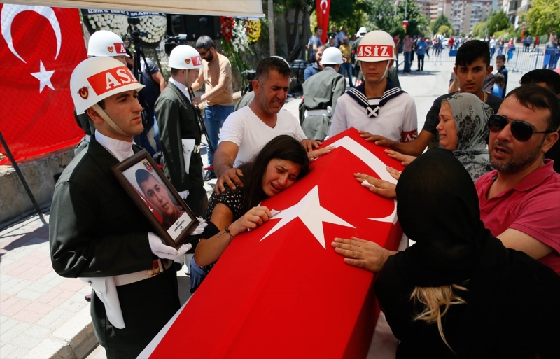 İzmir şehitlerini son yolculuğuna uğurladı