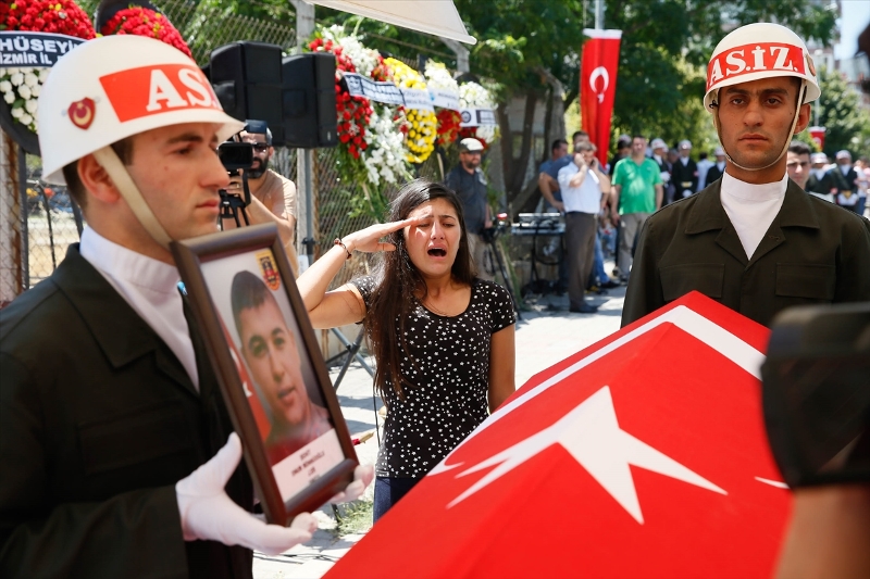 İzmir şehitlerini son yolculuğuna uğurladı