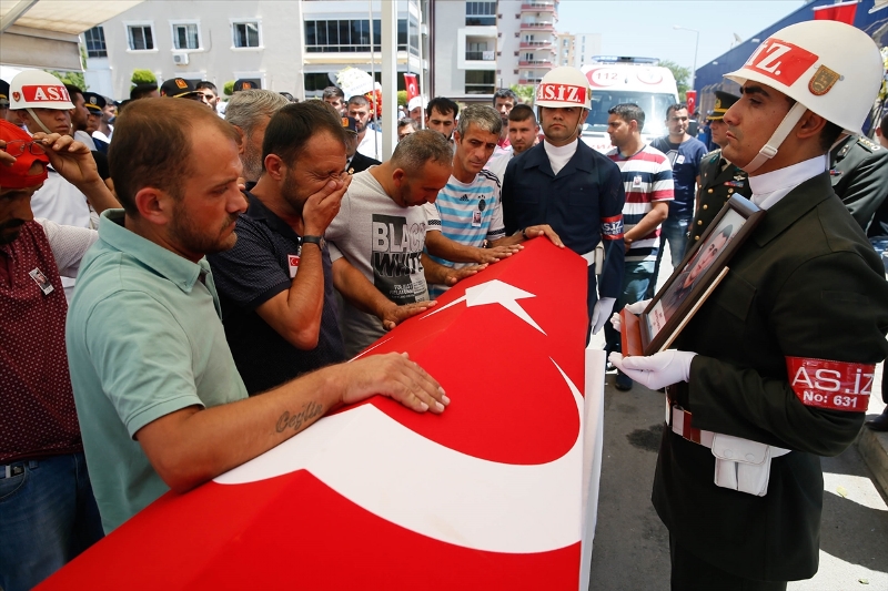 İzmir şehitlerini son yolculuğuna uğurladı