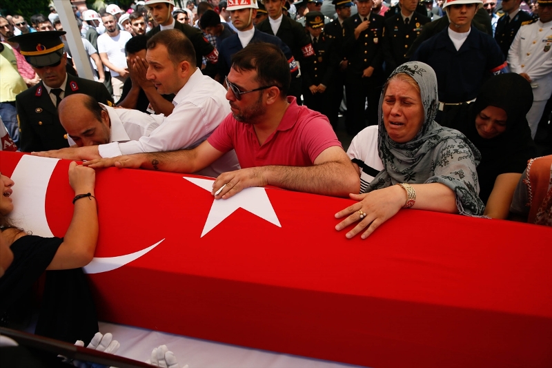 İzmir şehitlerini son yolculuğuna uğurladı