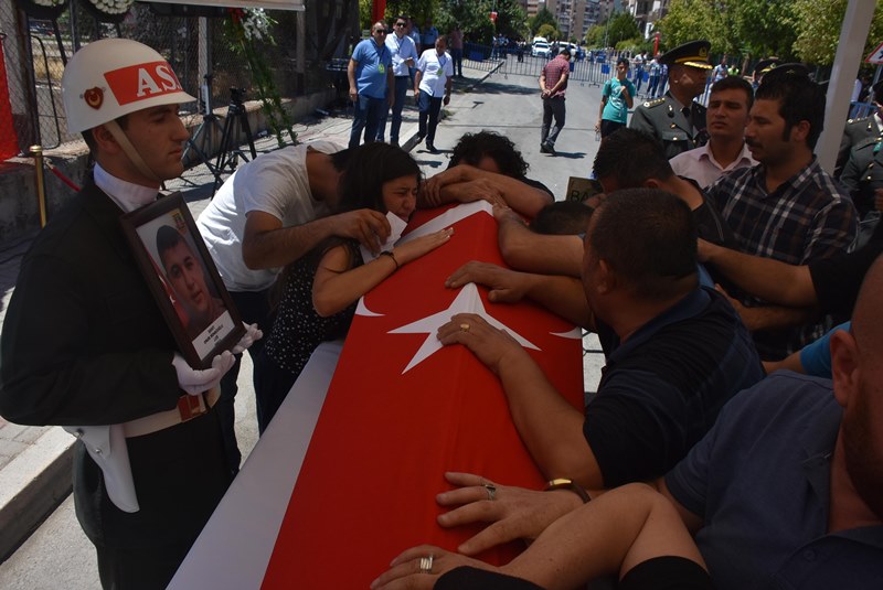 İzmir şehitlerini son yolculuğuna uğurladı