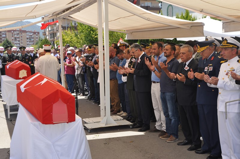 İzmir şehitlerini son yolculuğuna uğurladı