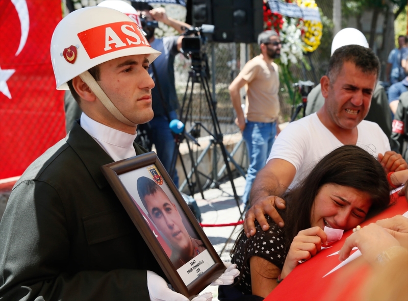 İzmir şehitlerini son yolculuğuna uğurladı