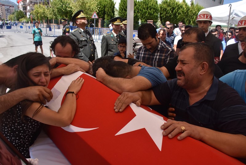 İzmir şehitlerini son yolculuğuna uğurladı