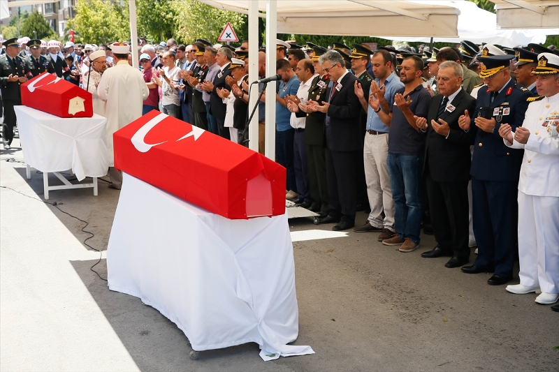 İzmir şehitlerini son yolculuğuna uğurladı