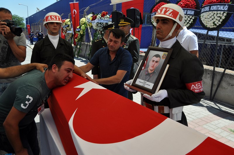 İzmir şehitlerini son yolculuğuna uğurladı