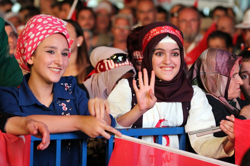 İzmirliler meydanı doldurdu