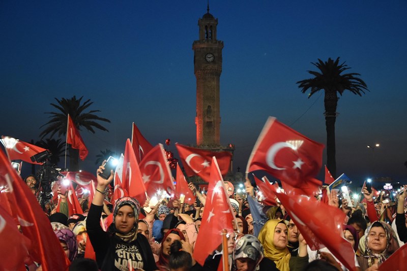 İzmirliler meydanı doldurdu