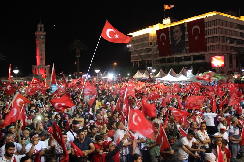 İzmirliler meydanı doldurdu