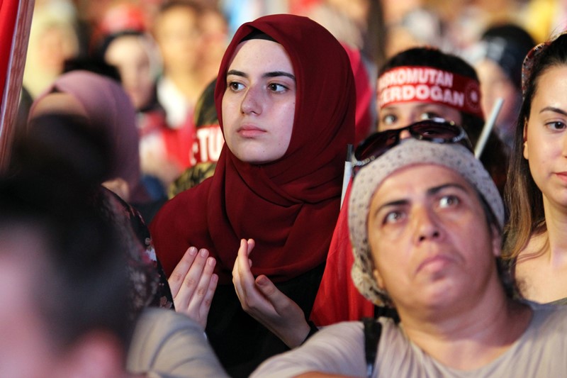 İzmirliler meydanı doldurdu