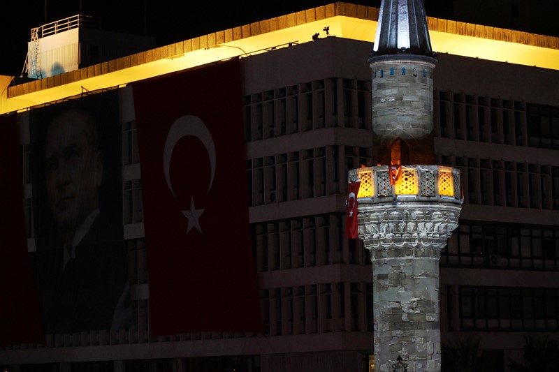 İzmirliler meydanı doldurdu