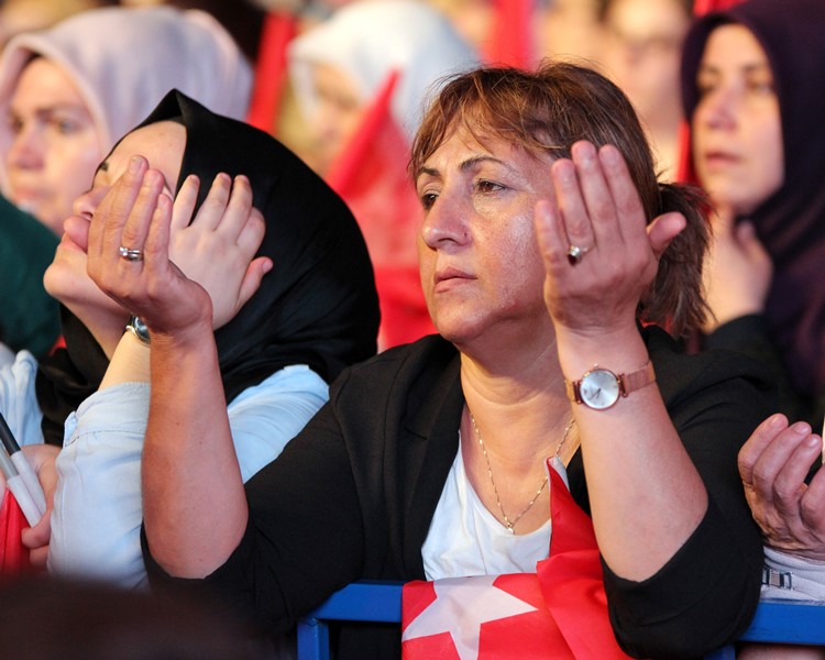 İzmirliler meydanı doldurdu