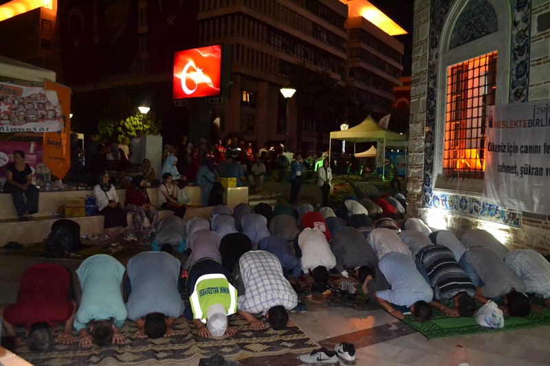 İzmirliler meydanı doldurdu