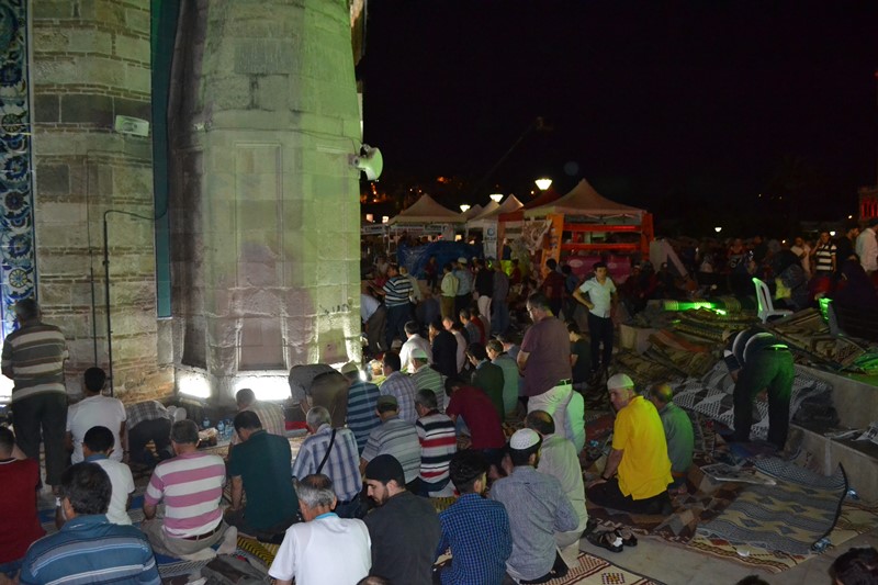 İzmirliler meydanı doldurdu