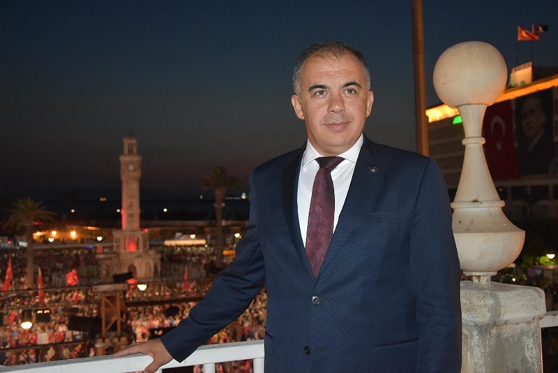 İzmirliler meydanı doldurdu